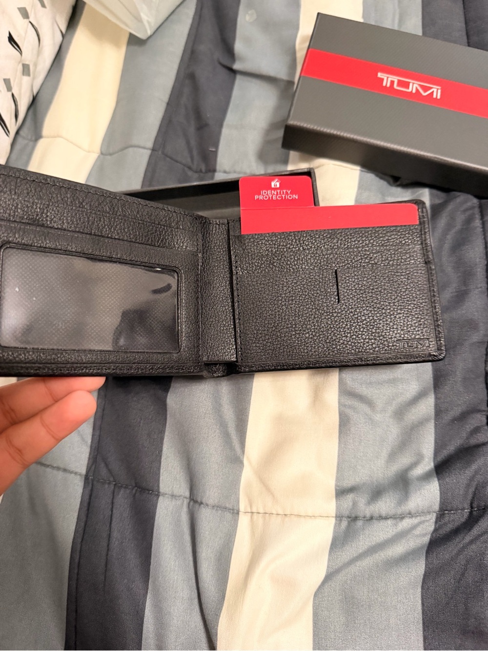 Tumi Black Leather Men's Card & Key Holder with Red Accent